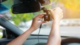 Новые правила для автомобилистов: с 1 сентября никаких приборов на лобовом стекле