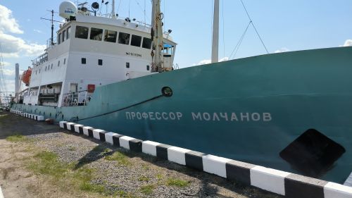 Губернатор Шпицбергена позаботится об арестованном судне из России: началось биеннале