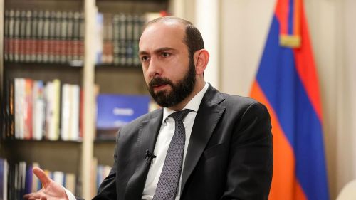 «Дипломаты-дезертиры» вменили главе армянской дипломатии «примитивизм»