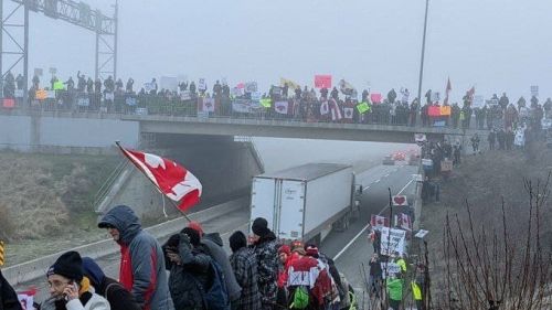 Протесты в Канаде: колонна грузовиков выросла до 80 тыс., протестующих — до 1,5 млн