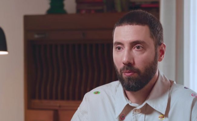 Лишенный гражданства России комик назвал главную сложность релокантов в Европе