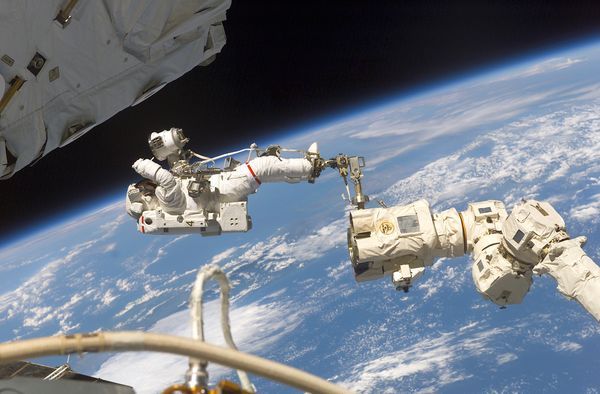 Российские космонавты отработают технологии для ремонта МКС