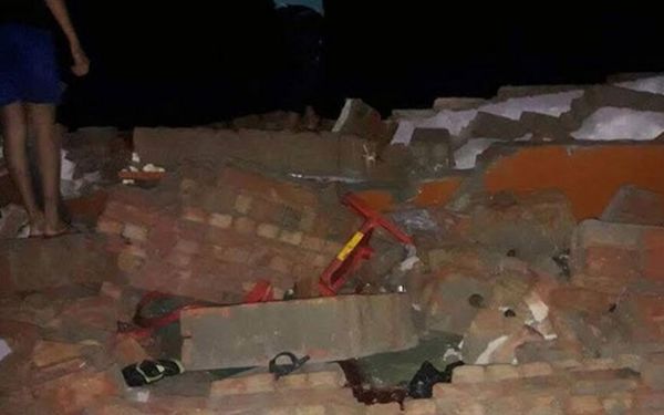 Не менее 20 человек погибли при обрушении стены на свадьбе в Индии Не менее 20 человек погибли при обрушении стены на свадьбе в Индии