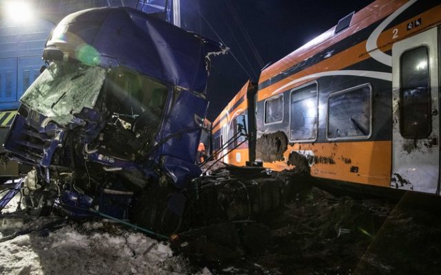 В Эстонии поезд столкнулся с грузовым автомобилем, несколько вагонов сошли с рельсов В Эстонии поезд столкнулся с грузовым автомобилем, несколько вагонов сошли с рельсов