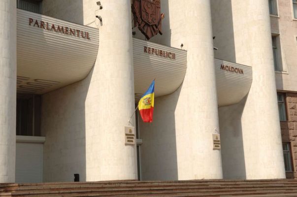 Историческое решение на фоне акций протеста принял парламент Молдовы