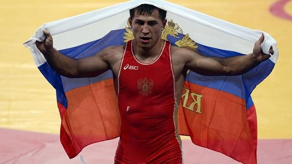 На ЧМ по борьбе в США перепутали российский гимн при награждении борца Романа Власова