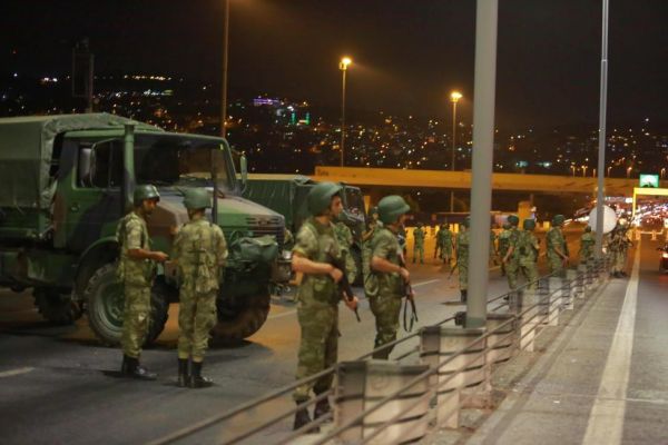 Сторонники Эрдогана сбили военный вертолет организаторов перелома