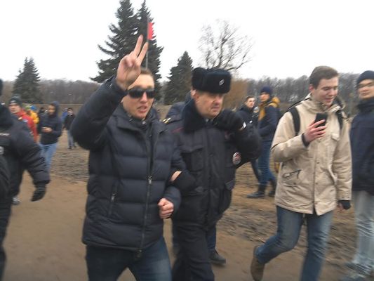 В Петербурге на площади Восстания ОМОН пресек антикоррупционное шествие