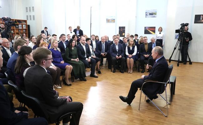 Путин приостановил кортеж и вышел пообщаться с жителями Череповца Путин приостановил кортеж и вышел пообщаться с жителями Череповца