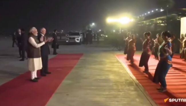 Визит Владимира Путина в Индию начался с неожиданностей Визит Владимира Путина в Индию начался с неожиданностей