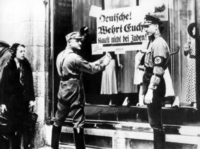 Гитлеровцы в Германии у магазина с надписью «Не покупайте у евреев!»