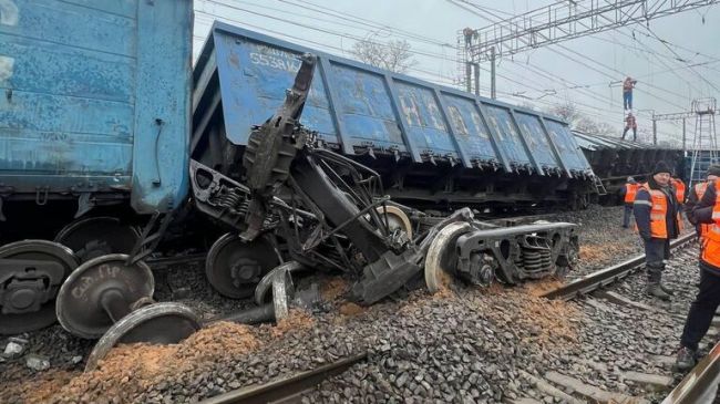 Вагоны железнодорожного состава сошли с рельсов в Ленобласти
