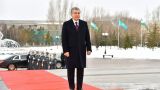 Президент Узбекистана возложил цветы к монументу защитникам Отечества в Нур-Султане