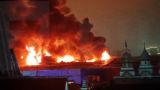 Пожар в Измайловском кремле разросся до 3 тыс. кв. м, но парк цел — видео
