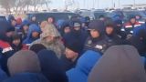 На западе Казахстана опять неспокойно: нефтяники вновь вышли на акции протеста