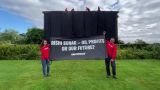 Активисты накрыли дом премьера Великобритании черной тканью: за нефтегазовые лицензии