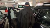 В Германии мусульманка судится с властями, чтобы ездить в никабе за рулем — Bild