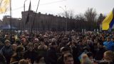 В Киеве снова забрасывают камнями посольство России