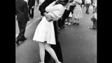 Акт без согласия: фото целующего девушку в 1945-м моряка запретили в госпиталях США