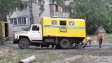 В Киеве грузовик аварийной службы провалился в яму, приехав на вызов