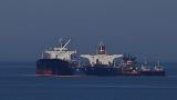 С российского танкера сливают в Греции нефть, чтобы отдать США