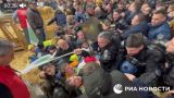 Протестующие фермеры пытались достать Макрона на сельхозвыставке в Париже — видео
