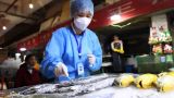 Китай предупредил об опасности передачи коронавируса через замороженные продукты