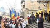 Парламентская оппозиция протестует у КС: «Мы — молдаване, наш язык — молдавский»