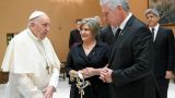 Папа подарил президенту Кубы статуэтку голубя, держащего в клюве оливковую ветвь