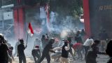 Участники акций протеста в Индонезии атаковали полицию