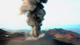 Вулкан Эбеко на Курилах выбросил километровый столб пепла