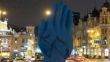 В Киеве на монументе «Синяя рука» нарисовали неправильную свастику