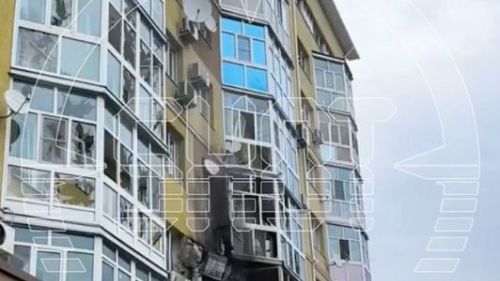 Беспилотник со взрывчаткой врезался в многоэтажку в Воронеже