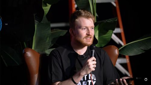 Полиция в США отказалась защищать сбежавшего из России комика от диких животных