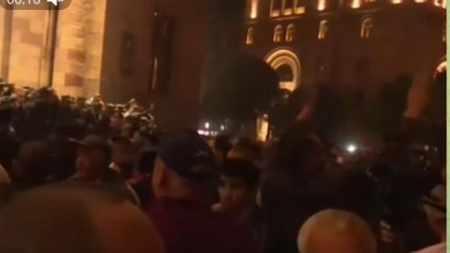 Ереван перешëл в режим неповиновения: Пашиняна вывели из окружения протестующих