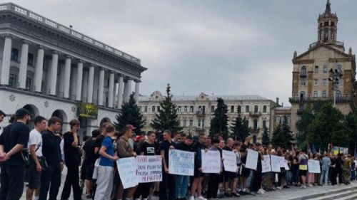 Предали: семьи пропавших без вести вышли на майдан Незалежности в Киеве