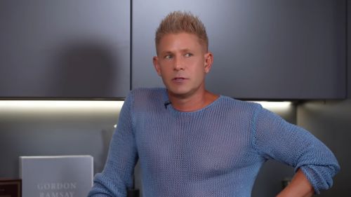 Лидер легендарной группы 2000-х упал со сцены во время концерта