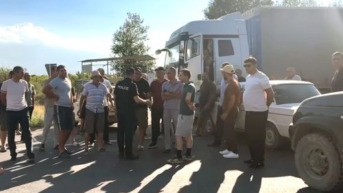 Обманули с Европой: в Ереване у здания правительства проходит митинг рыботорговцев