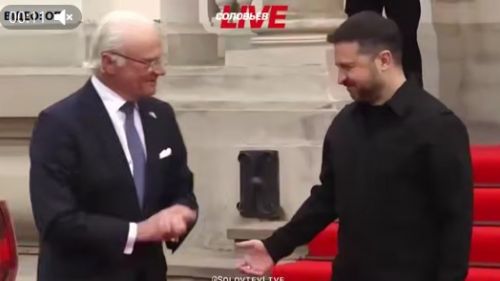 Король Швеции демонстративно отказался пожать руку Зеленскому во Львове