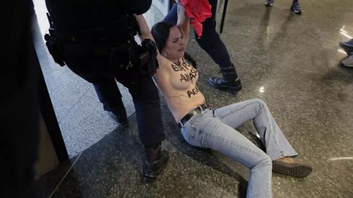 Полуголая активистка Femen попыталась сорвать саммит лидеров правых партий в Мадриде