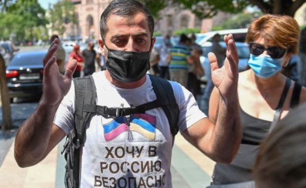 «Пустите в Россию»: протестующие в Ереване пробиваются в парламент