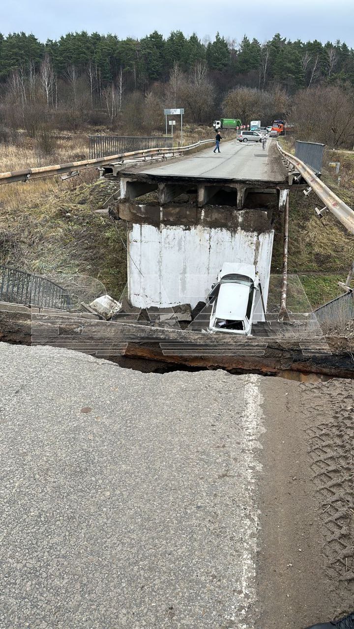 В Подмосковье обрушился автомобильный мост: в провал упала легковушка.  Новости Подмосковья. Новости сегодня — EADaily