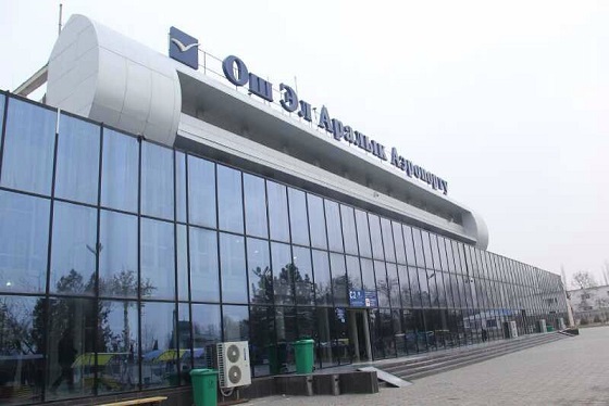 В киргизском аэропорту пассажирский Boeing-733 сел мимо полосы, пострадала женщина