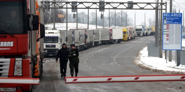 На границе Белоруссии с Польшей скопилось более 700 большегрузов