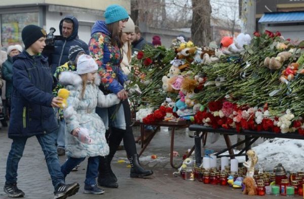 Человек из кемерово. Зимняя вишня Кемерово тела. Зимняя вишня тела погибших в Кемерово.