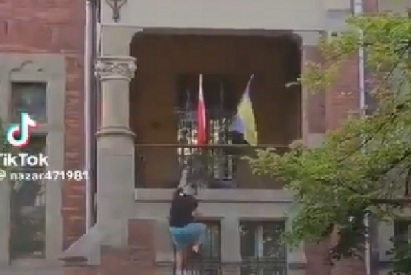 В Польше арестовали патриота, заменявшего украинские флаги на польские