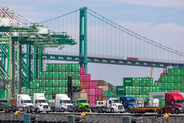 «Ваш рейс из Лос-Анджелеса спонсируется нефтью России»: Керосин из Индии идет в США