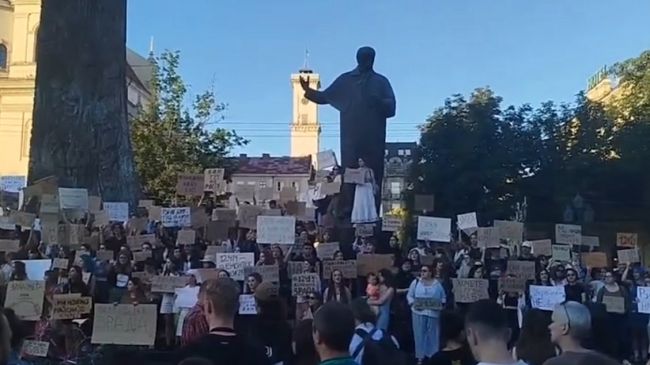 Зеленский повел себя как диктатор, он должен уйти в отставку — The Telegraph