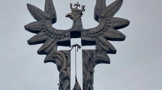 Появились угрозы снести памятник жертвам Волынской резни в Польше